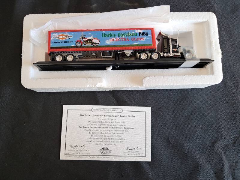 lot 27 image: Harley Davidson 1966 Electra Glide Tractor & Trailer NIB