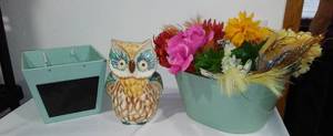 lot 22 image: Floral, Owl and Dcor