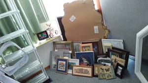 lot 167 image: Large Lot of Wall Dcor and Picture Frames.