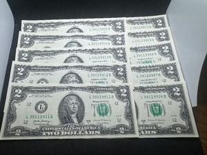 lot 100 image: Ten Sequential $2 Bills