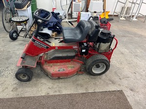 lot 9 image: 1998 Snapper SR1030 Series 15 Riding Lawn Mower 30 Deck
