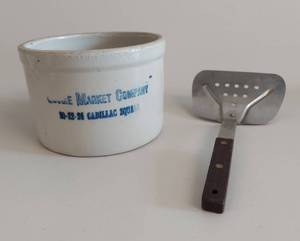 lot 7U image: Vintage Cookie Market Company Stoneware Crock and Slotted Turner