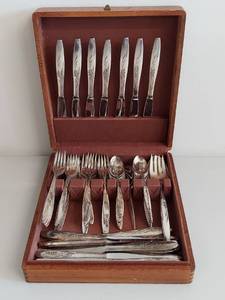 lot 77U image: Oneida Community Silverplate Flatware Set with Case