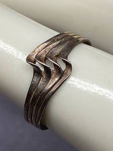lot 74B image: Vintage Sterling Silver 925 Wave Design Ring Size 4.75