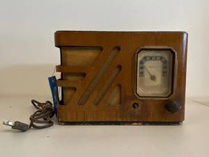 lot 58H image: Philco Vintage Tube Radio with Wood Cabinet