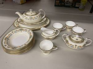 lot 93H image: Exquisite Floral Design Fine China Tea Set with 20 Pieces