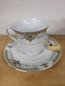 lot 16A image: Set of 4 Vintage Tea Cups and Saucers with Floral Designs