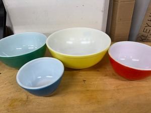 lot 32M image: Vintage Pyrex Primary Colors Mixing Bowl Set