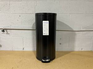 lot 318 image: 30L Round Step Trash Can - Brightroom
