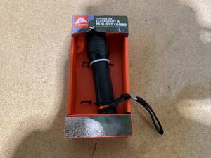 lot 128 image: LOT OF 3 Flashlights