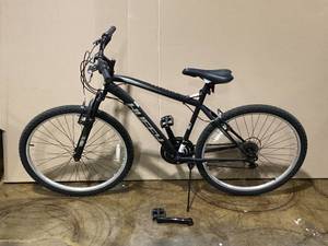 lot 43 image: Huffy Highland Mountain Bike - 26 Wheels - 21 Speeds - ML