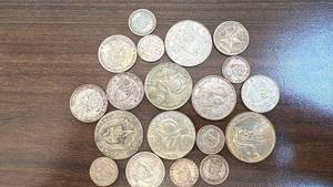 lot 86 image: Collection of 18 Vintage Coin Lot