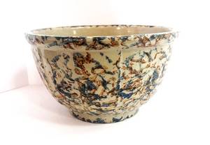 lot 12 image: Red Wing Spongeware Paneled #9  Bowl