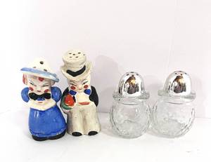 lot 69 image: Two Pairs of Vintage Salt and Peppers