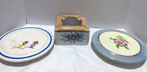 lot 83 image: Three Vintage Japan Pieces Ashtray and Two Trivets