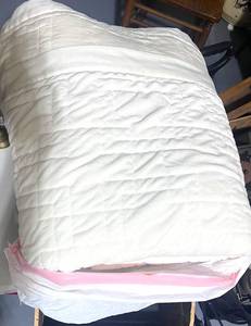 lot 100 image: Queen Size White Comforter. Never Used