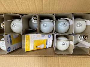 lot 113 image: Lots of GE soft white lightbulbs