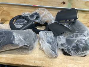 lot 121 image: Unpainted Rushmore Style Lower Vented Fairings for Harley Touring 94-25