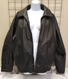 lot 8 image: Vintage St Johns Bay  Black Leather Jacket Adult Large Full Zip Quilt Line