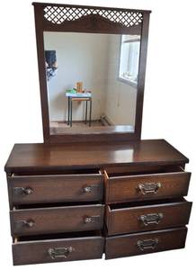 lot 60 image: Vintage Cottage Dresser  with Mirror & 6 deep drawers