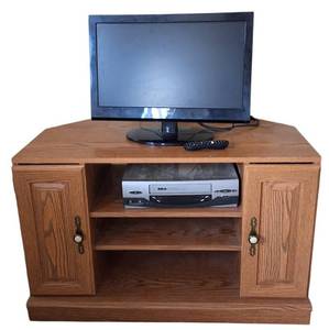 lot 65 image: Classic Oak Corner TV Stand w SEIKI TV  22 60Hz LCD HDTV & RCA Accusearch 4 Head VCR. VHS Player.