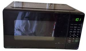lot 66 image: Mainstays   0.7 Cu ft Countertop Microwave Oven, 700 Watts, Black