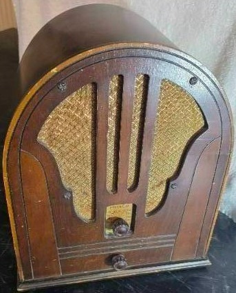 lot 37 image: Philco Tabletop Radio