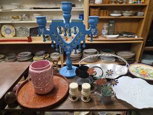 lot 15 image: Candle holders, plates and  decor.