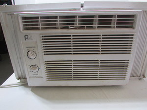 lot 14 image: Window AC Unit