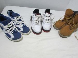 lot 140 image: Boys Shoes