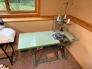 lot 3 image: Vintage Singer 460k80 Industrial Sewing Machine with Table