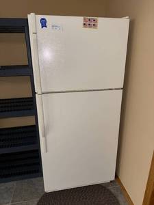 lot 4 image: Kenmore Coldspot Refrigerator with Freezer in White