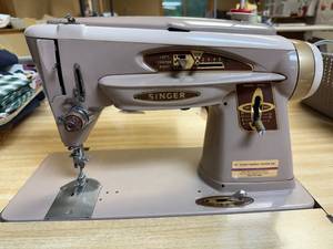 lot 5 image: Vintage Singer Model 503A Sewing Machine with Foot Pedal