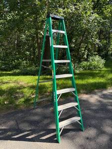 lot 15 image: Keller 8 ft Fiberglass Medium Duty Ladder 225 lbs Capacity