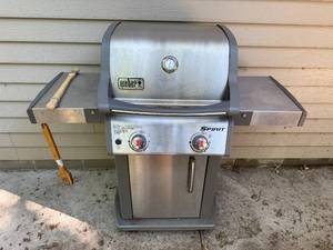 lot 21 image: Used Weber Spirit Gas Grill with Cover