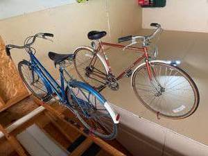 lot 41 image: Vintage Schwinn Le Tour Tourist and FUJI GP-3 Bicycles - Set of 2