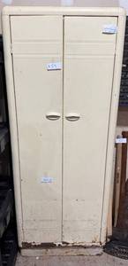 lot 61 image: Tall Metal Storage Cabinet with Shelves and Contents - contents not inc