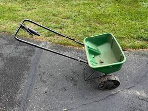 lot 76 image: Used Scotts Turf Builder EdgeGuard Mini Broadcast Spreader