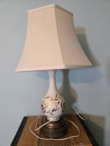 lot 125 image: Vintage Floral Table Lamp with Ceramic Base and Shade