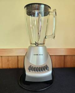 lot 130 image: Black & Decker 8-Speed Electric Blender with Glass Jar
