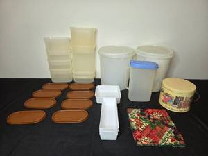 lot 147 image: Collection of Assorted Kitchen Storage Containers