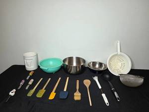 lot 151 image: Assorted Kitchen Utensils and Accessories Set