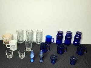 lot 152 image: VTG Collection of Blue and Clear Glassware Mugs and Decorative Pieces