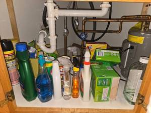 lot 191 image: Assorted Household Cleaning Supplies with Sponges and Scrubbers - content quantities unverified