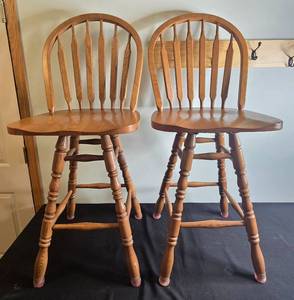 lot 200 image: Set of 2 Wooden Spindle Back Bar Stools