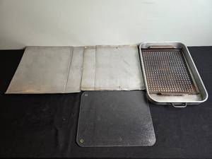 lot 204 image: Commercial Grade Aluminum Baking Sheets and Griddle Pan Set