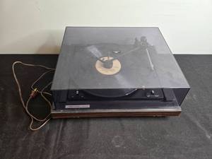 lot 206 image: Realistic LAB-59 Automatic Turntable by Radio Shack