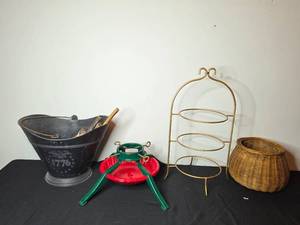 lot 211 image: Assorted Decorative Home Accessories Set