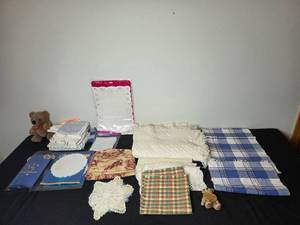 lot 215 image: Collection of Assorted Doilies, Table Linens, and Decorative Items