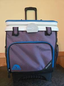 lot 222 image: Igloo Maxcold Rolling Cooler Bag with Handle